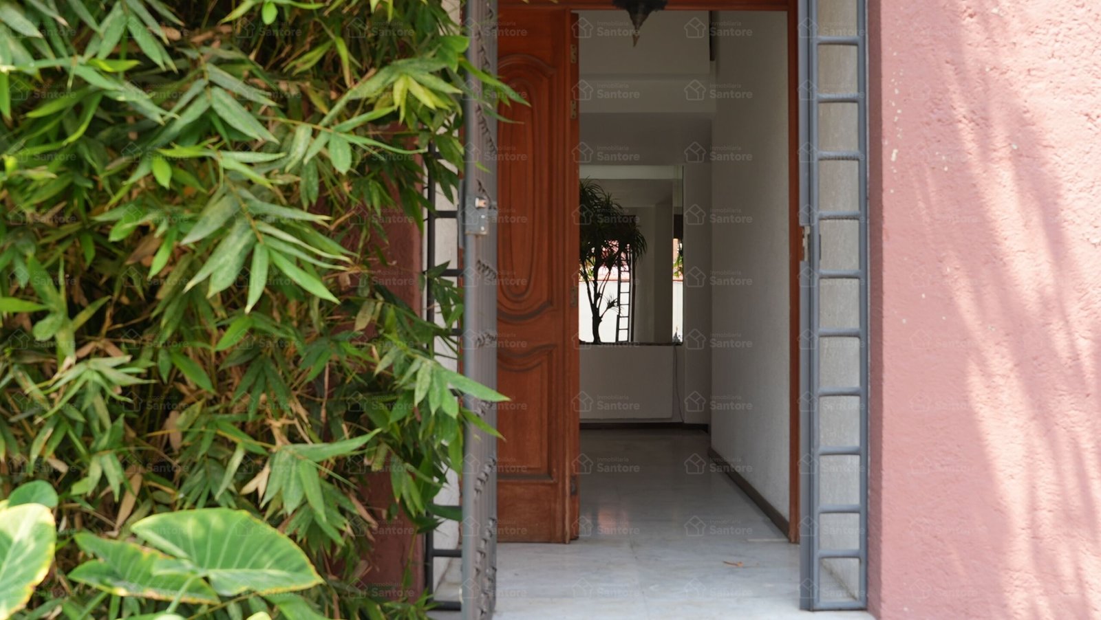 Casa en venta en Granjas Coapa, Tlalpan, con 3 recámaras, jardín, estudio, cocina integral nueva, 2 estacionamientos y excelente ubicación.