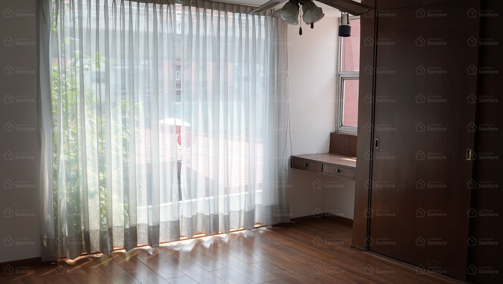 Casa en venta en Granjas Coapa, Tlalpan, con 3 recámaras, jardín, estudio, cocina integral nueva, 2 estacionamientos y excelente ubicación.