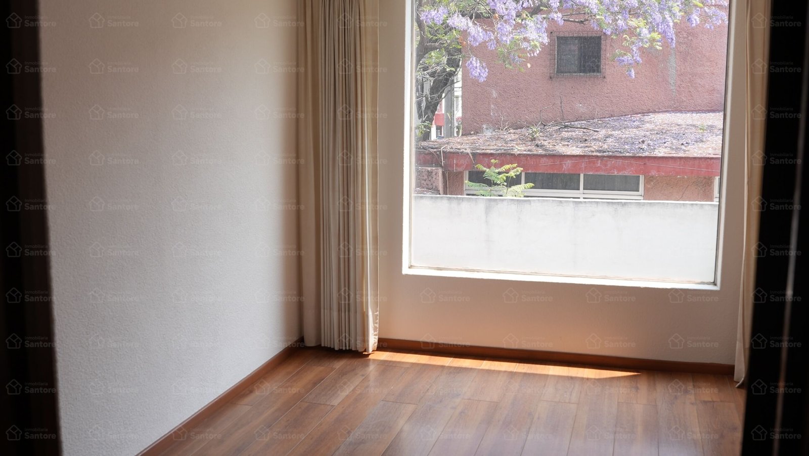 Casa en venta en Granjas Coapa, Tlalpan, con 3 recámaras, jardín, estudio, cocina integral nueva, 2 estacionamientos y excelente ubicación.