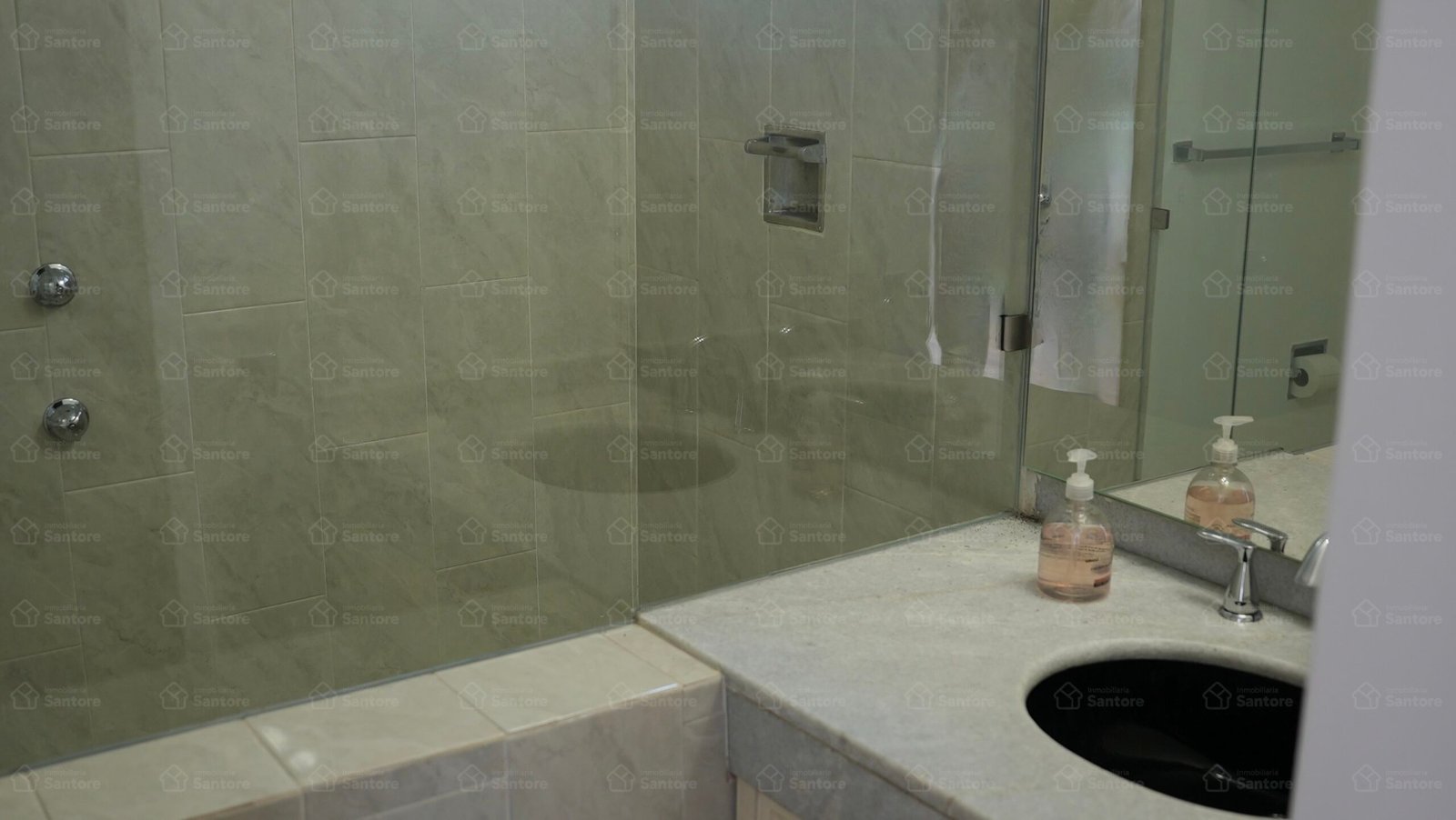 Casa en venta en Granjas Coapa, Tlalpan, con 3 recámaras, jardín, estudio, cocina integral nueva, 2 estacionamientos y excelente ubicación.