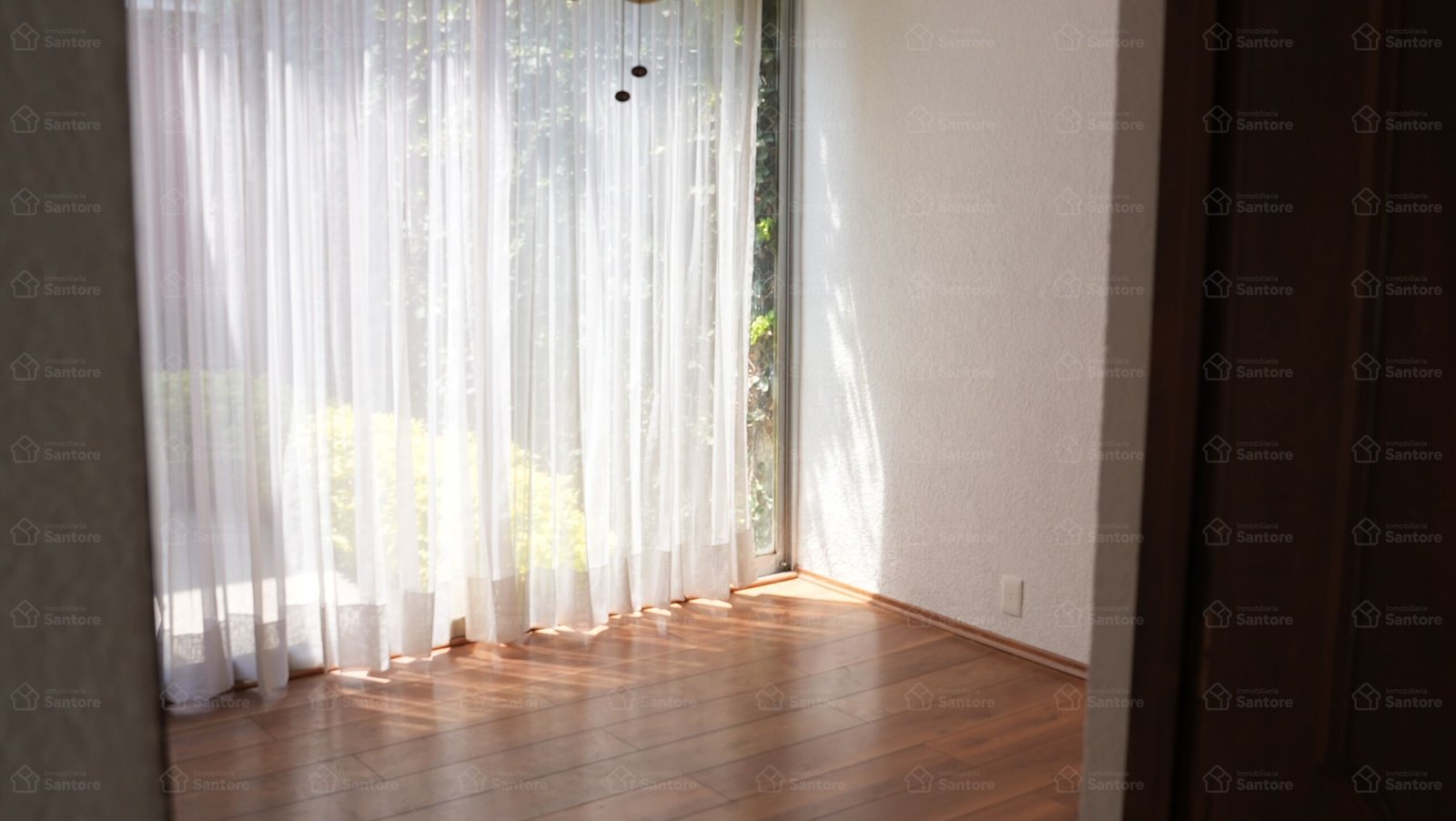 Casa en venta en Granjas Coapa, Tlalpan, con 3 recámaras, jardín, estudio, cocina integral nueva, 2 estacionamientos y excelente ubicación.