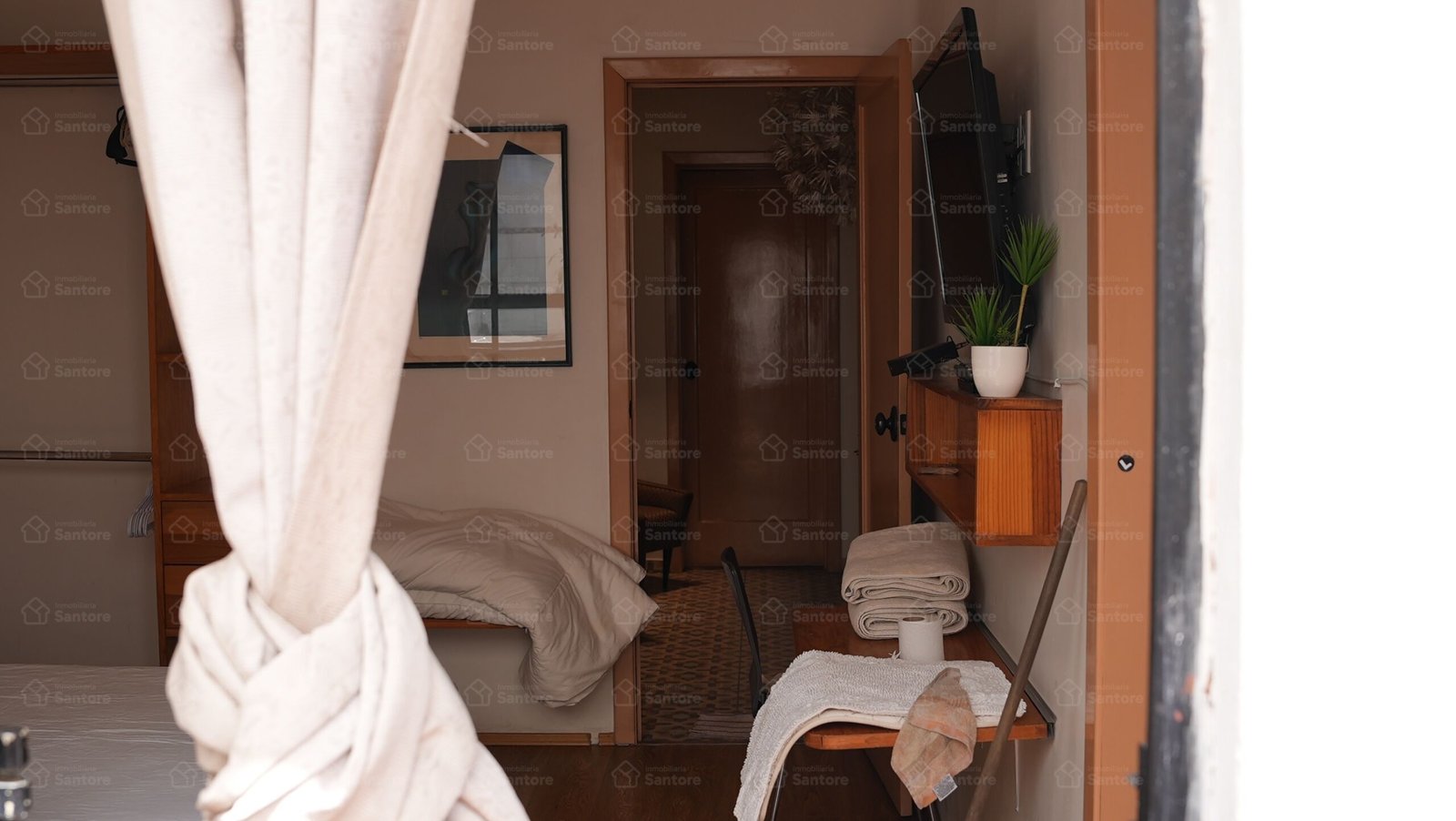 Casa con uso de suelo comercial en La Condesa, CDMX, con restaurante funcionando, terraza, habitaciones tipo Airbnb y alto potencial de inversión.